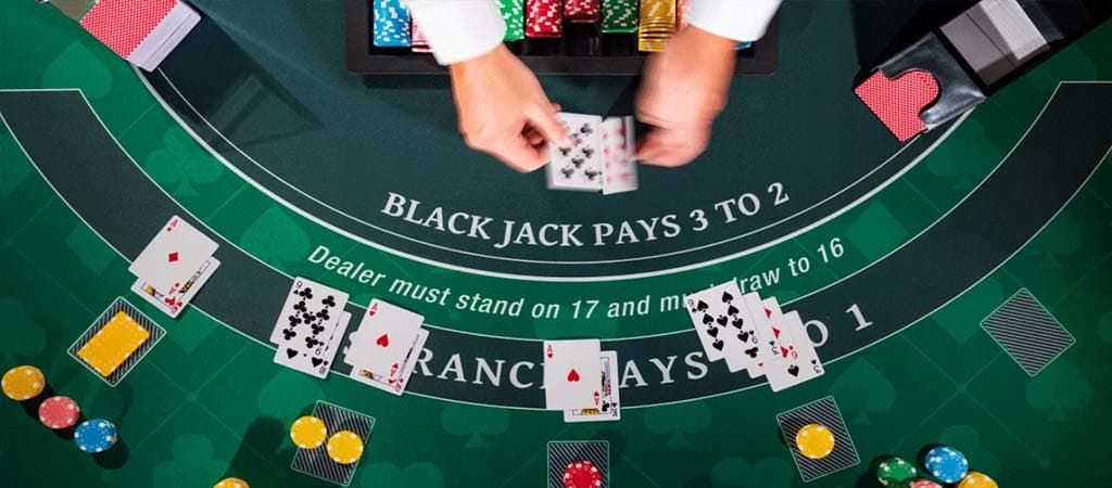 blackjack, hazard, gra stołowa, gra z krupierem na żywo