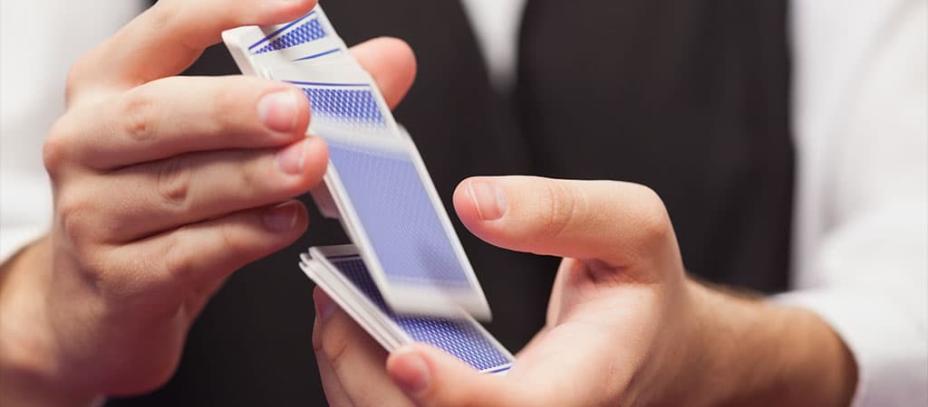karta pokerowa, ręce mężczyzny, hazard