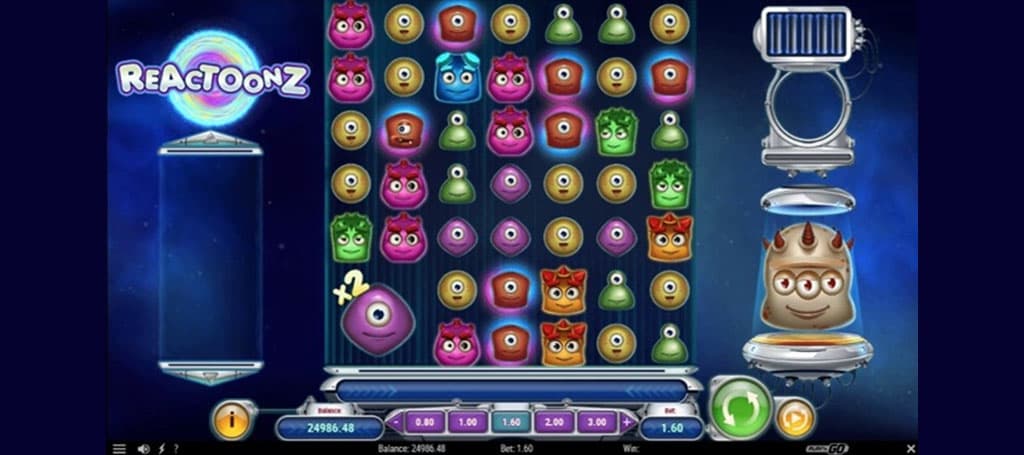 Slot do gry Reactoonz, kosmiczny motyw, kolorowe postacie obcych, siatka do gry, dwa puste mierniki, wskaźnik naładowania
